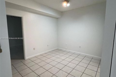 Condo in Pembroke Pines, Florida, 2 bedrooms № 1969946 - photo 5