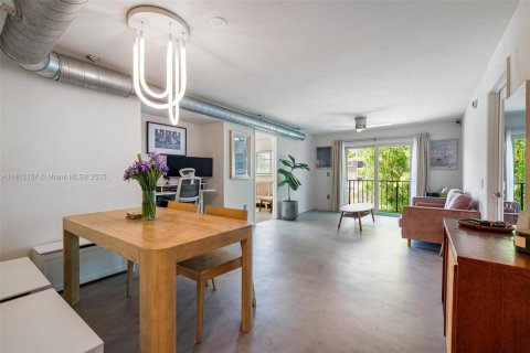 Condo in Miami Beach, Florida, 2 bedrooms  № 1797486 - photo 1