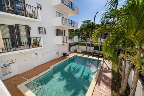 Condo in Miami Beach, Florida, 2 bedrooms  № 1797486 - photo 16