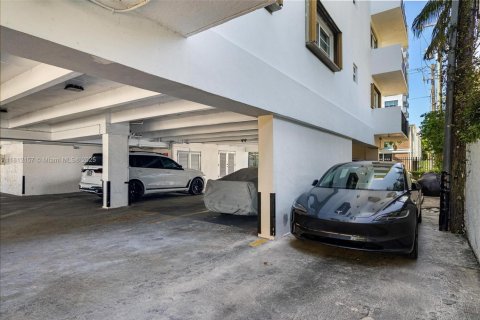 Condo in Miami Beach, Florida, 2 bedrooms  № 1797486 - photo 17