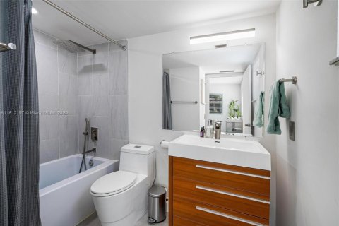 Condo in Miami Beach, Florida, 2 bedrooms  № 1797486 - photo 11