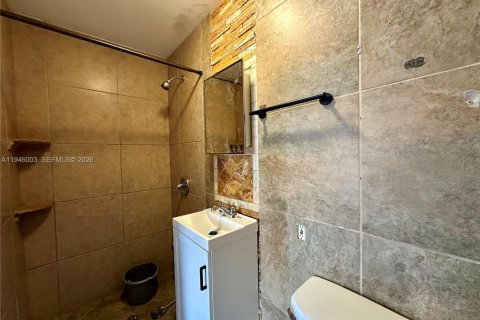 Propiedad comercial en alquiler en Miami, Florida, 1 dormitorio, 163.88 m2 № 2057363 - foto 4