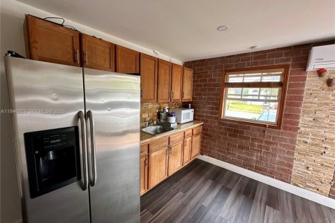 Propiedad comercial en alquiler en Miami, Florida, 1 dormitorio, 163.88 m2 № 2057363 - foto 2