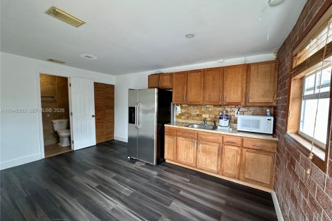 Propiedad comercial en Miami, Florida 1 dormitorio, 163.88 m2 № 2057363