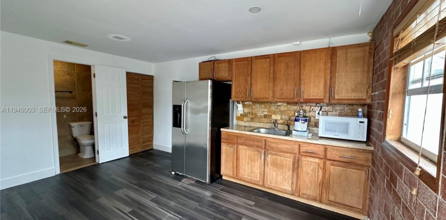 Propiedad comercial en Miami, Florida 1 dormitorio, 163.88 m2 № 2057363
