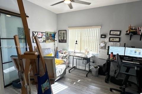 House in Miami, Florida 4 bedrooms, 167.6 sq.m. № 1999631 - photo 16