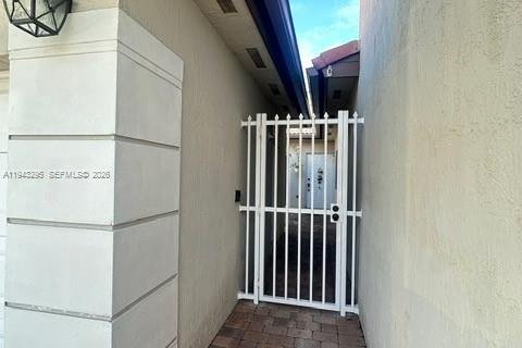 House in Miami, Florida 4 bedrooms, 167.6 sq.m. № 1999631 - photo 9