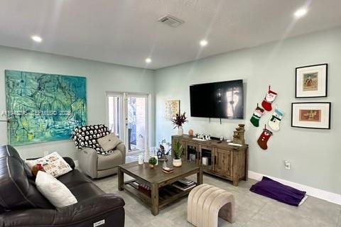 House in Miami, Florida 4 bedrooms, 167.6 sq.m. № 1999631 - photo 6