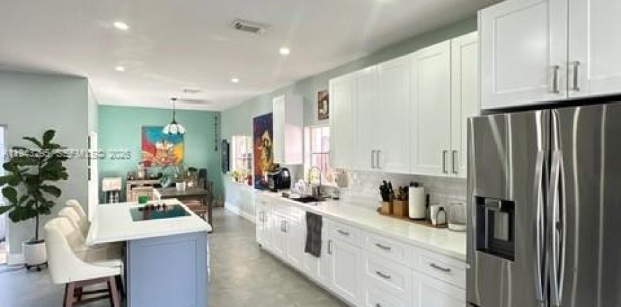 House in Miami, Florida 4 bedrooms, 167.6 sq.m. № 1999631