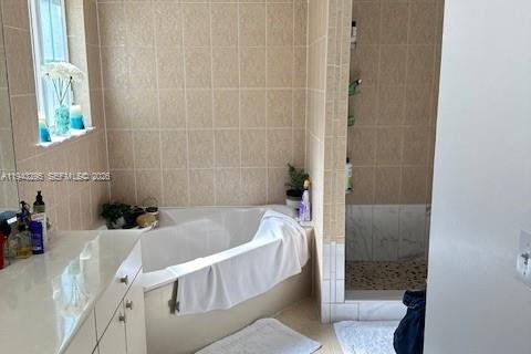 House in Miami, Florida 4 bedrooms, 167.6 sq.m. № 1999631 - photo 21