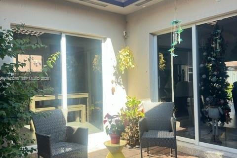 House in Miami, Florida 4 bedrooms, 167.6 sq.m. № 1999631 - photo 10