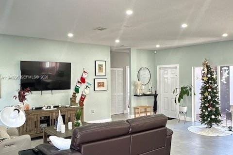 House in Miami, Florida 4 bedrooms, 167.6 sq.m. № 1999631 - photo 11