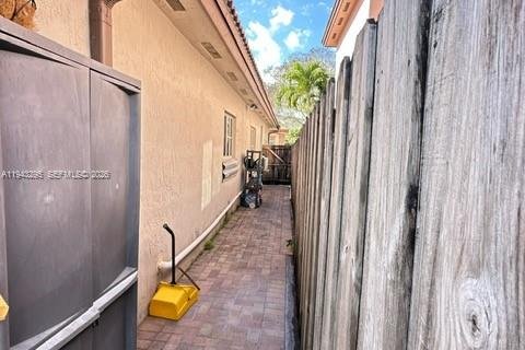 House in Miami, Florida 4 bedrooms, 167.6 sq.m. № 1999631 - photo 25