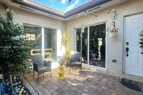 House in Miami, Florida 4 bedrooms, 167.6 sq.m. № 1999631 - photo 27