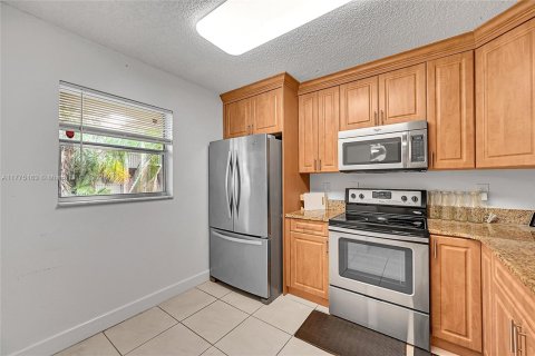 Condo in North Lauderdale, Florida, 1 bedroom  № 1697895 - photo 3