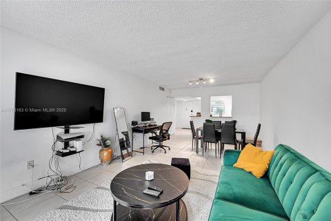 Condo in North Lauderdale, Florida, 1 bedroom  № 1697895 - photo 9