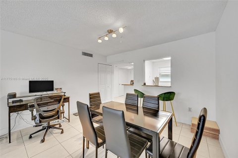 Condo in North Lauderdale, Florida, 1 bedroom  № 1697895 - photo 7