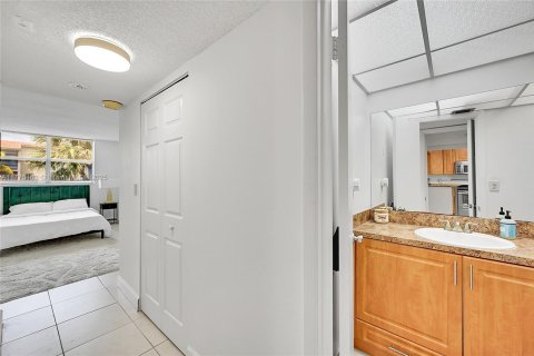 Condo in North Lauderdale, Florida, 1 bedroom  № 1697895 - photo 13