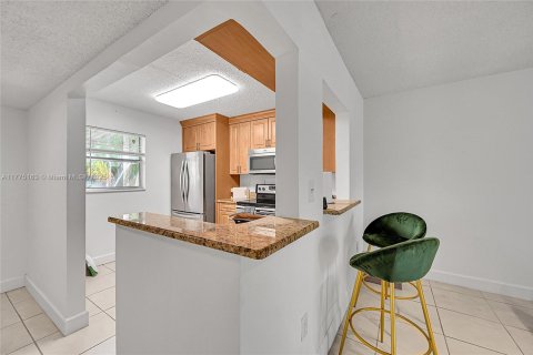 Condo in North Lauderdale, Florida, 1 bedroom  № 1697895 - photo 6
