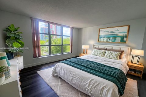 Condo in Aventura, Florida, 2 bedrooms № 1976567 - photo 2