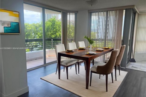 Condo in Aventura, Florida, 2 bedrooms № 1976567 - photo 1