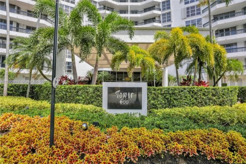 Condo in Aventura, Florida, 2 bedrooms № 1976567 - photo 22