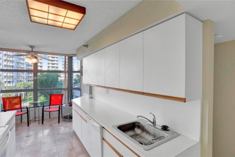 Condo in Aventura, Florida, 2 bedrooms № 1976567 - photo 5