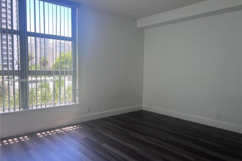 Condo in Aventura, Florida, 2 bedrooms № 1976567 - photo 16
