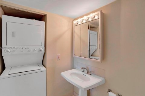 Condo in Aventura, Florida, 2 bedrooms № 1976567 - photo 9