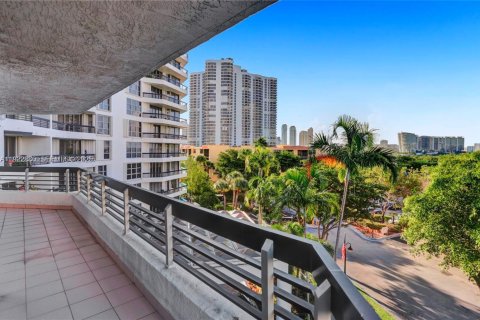 Condo in Aventura, Florida, 2 bedrooms № 1976567 - photo 17