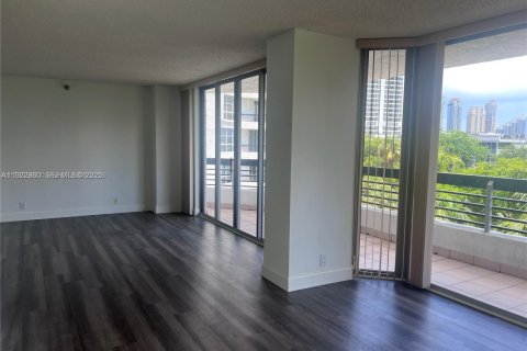 Condo in Aventura, Florida, 2 bedrooms № 1976567 - photo 13
