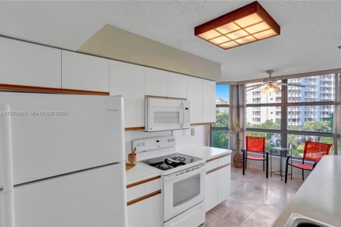 Condo in Aventura, Florida, 2 bedrooms № 1976567 - photo 4
