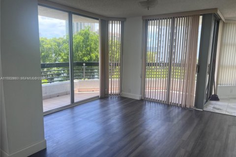 Condo in Aventura, Florida, 2 bedrooms № 1976567 - photo 11