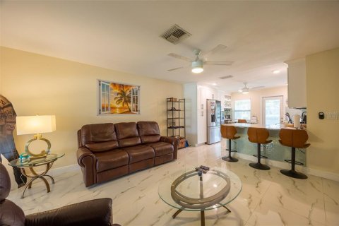 Propiedad comercial en venta en Cape Coral, Florida, 4 dormitorios, 182.09 m2 № 1886921 - foto 20