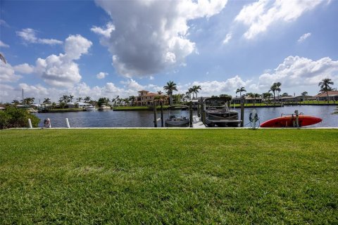 Propiedad comercial en venta en Cape Coral, Florida, 4 dormitorios, 182.09 m2 № 1886921 - foto 2
