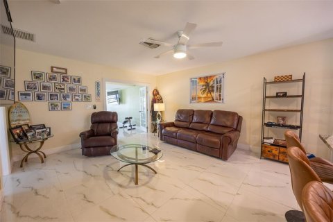 Propiedad comercial en venta en Cape Coral, Florida, 4 dormitorios, 182.09 m2 № 1886921 - foto 11
