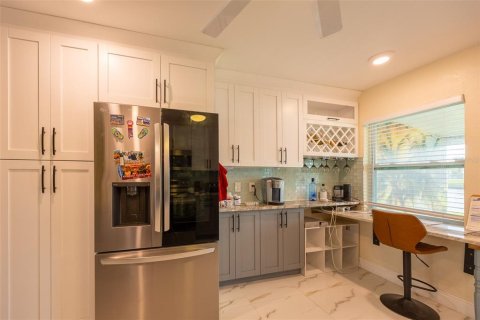 Propiedad comercial en venta en Cape Coral, Florida, 4 dormitorios, 182.09 m2 № 1886921 - foto 25