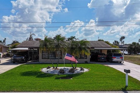 Propiedad comercial en venta en Cape Coral, Florida, 4 dormitorios, 182.09 m2 № 1886921 - foto 1