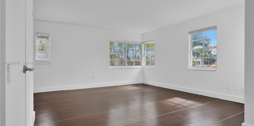 Condo in Miami Beach, Florida, 2 bedrooms  № 1986778