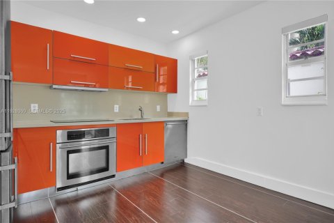 Condo in Miami Beach, Florida, 2 bedrooms  № 1986778 - photo 6