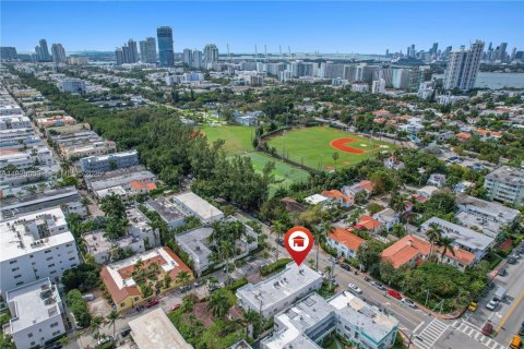 Condo in Miami Beach, Florida, 2 bedrooms  № 1986778 - photo 17