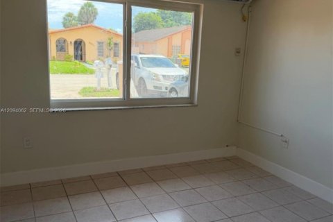 Immobilier commercial à Hialeah, Floride 193.42 m2 № 2386900
