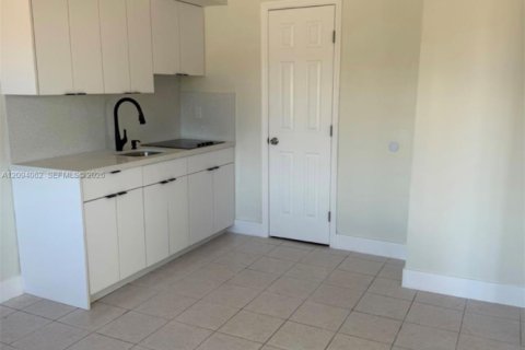 Immobilier commercial à louer à Hialeah, Floride: 193.42 m2 № 2386900 - photo 2