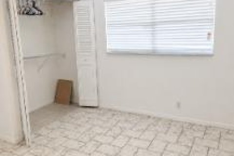 Condo in Lake Worth, Florida, 2 bedrooms  № 2154570 - photo 14