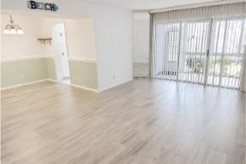 Condo in Lake Worth, Florida, 2 bedrooms  № 2154570 - photo 3
