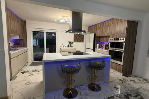 House in Hollywood, Florida 5 bedrooms, 155.15 sq.m. № 1814267 - photo 21