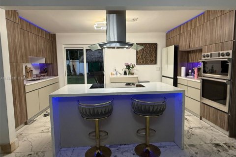 House in Hollywood, Florida 5 bedrooms, 155.15 sq.m. № 1814267 - photo 22