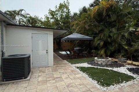 House in Hollywood, Florida 5 bedrooms, 155.15 sq.m. № 1814267 - photo 6