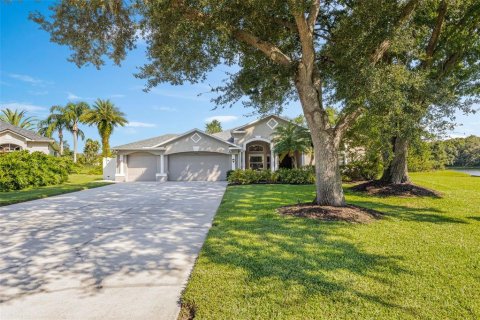 Villa ou maison à vendre à Land O' Lakes, Floride: 4 chambres, 222.78 m2 № 1884389 - photo 1