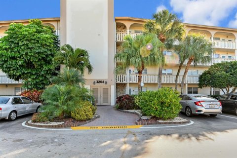 Condo in Coconut Creek, Florida, 2 bedrooms  № 2247035 - photo 2